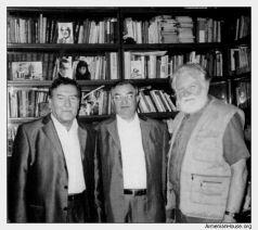 Зорий Балаян в своем писательском кабинете вместе с Виктором Кривопусковым и - фото 83