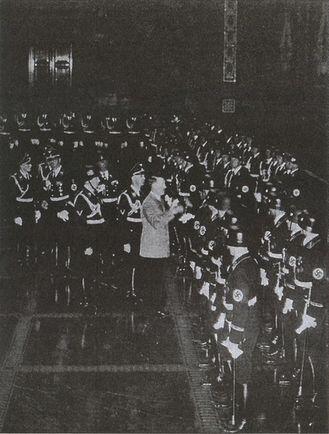 Гитлер в рейхсканцелярии поздравляет выпускников юнкерских школ с присвоением - фото 8
