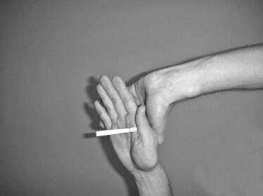 Секрет фокуса в принципе перехватывания сигареты Сгибание ложки - фото 60