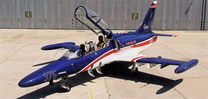 Прототип L159В в синебелой окраске участвовал во многих авиасалонах до 2006 - фото 155