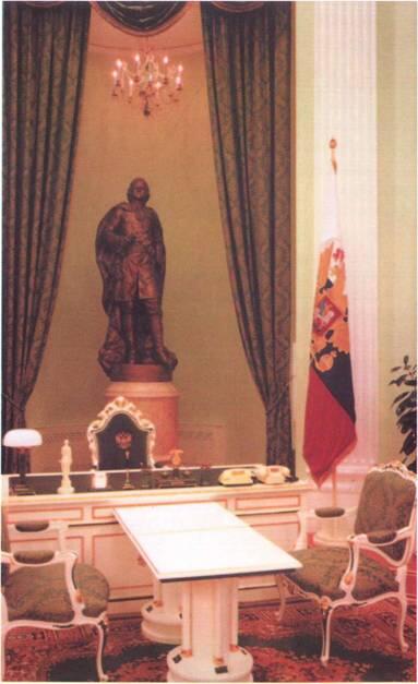 Рабочий стол президента в представительском кабинете Коридор третьего этажа - фото 9