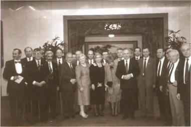 МС и РМ Горбачевы с группой поддержки Пекин Апрель 1989г Только что - фото 21