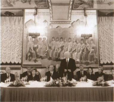 Обед в Грановитой палате Б Н Ельцин передает в дар Ж Шираку альбом по - фото 31