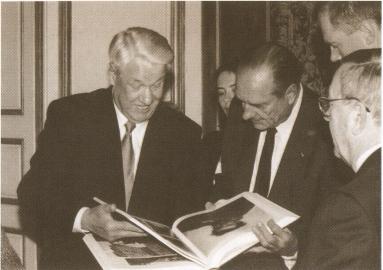 Б Н Ельцин передает в дар Ж Шираку альбом по русскому искусству в Елисейском - фото 32