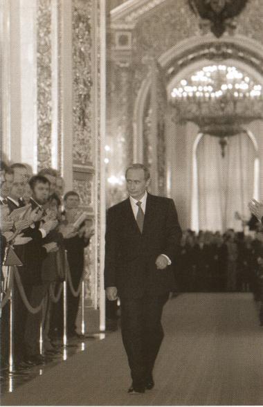 В В Путин направляется на инаугурацию в Андреевский зал 7 мая 2000г Фото - фото 35
