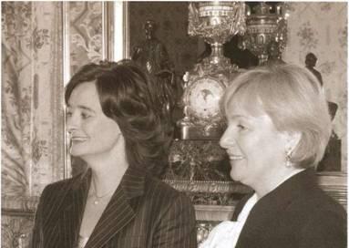 Шери Блэр и Людмила Путина на экскурсии по залам Большого Кремлевского дворца - фото 44
