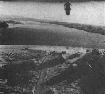 Декабрь 1941 г Мессера взлетают под английскими бомбами На снимках - фото 21
