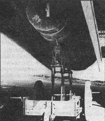 Погрузка морской мины в бомбоотсек Хэмпдена В начале войны Бомбардировочное - фото 5