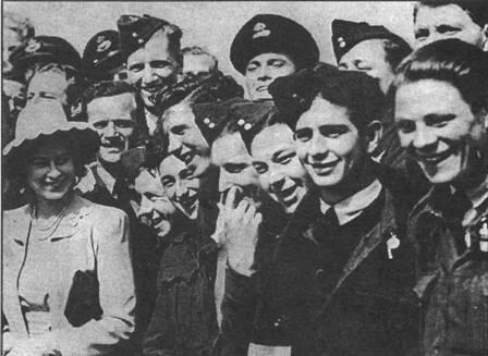 Поддержать пилотов Бомбардировочного командования прибыла и принцесса - фото 71