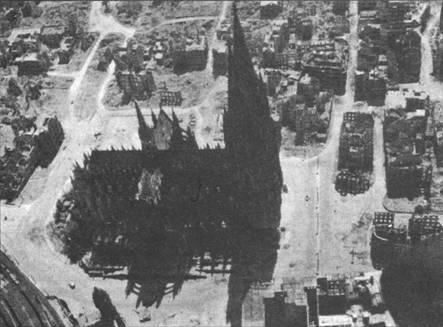 Развалины Кельнского кафедрального собора В январе 1945 года Бомбардировочное - фото 79