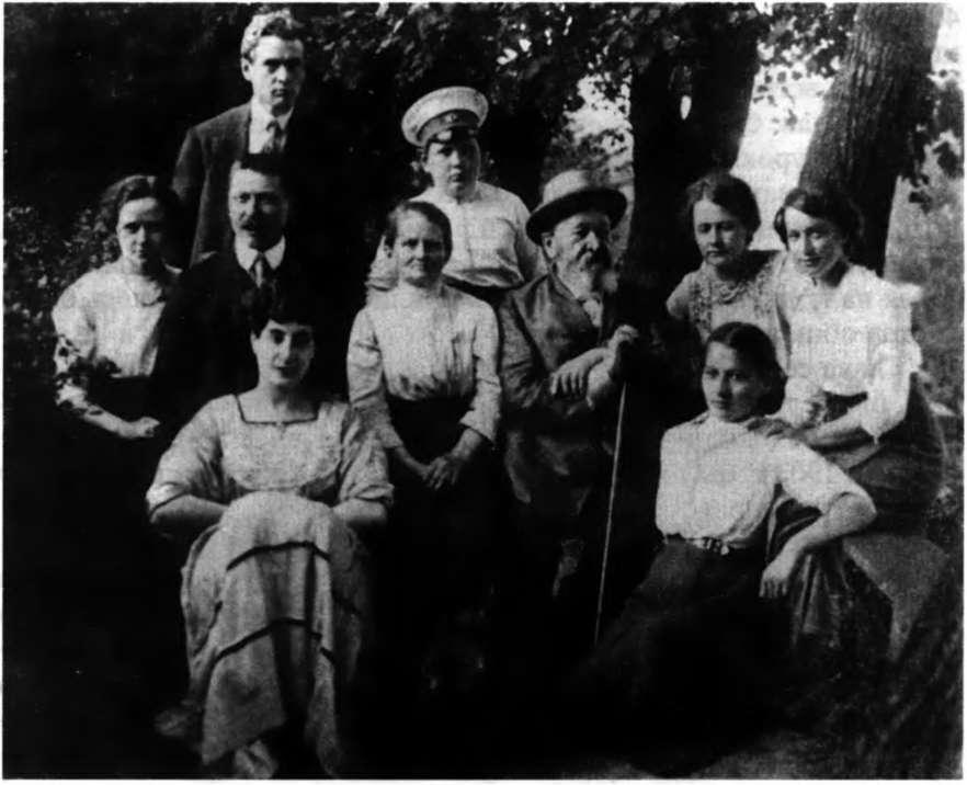 Семья Слева стоит Владимир Зворыкин В центре его мать Елена Николаевна и - фото 5
