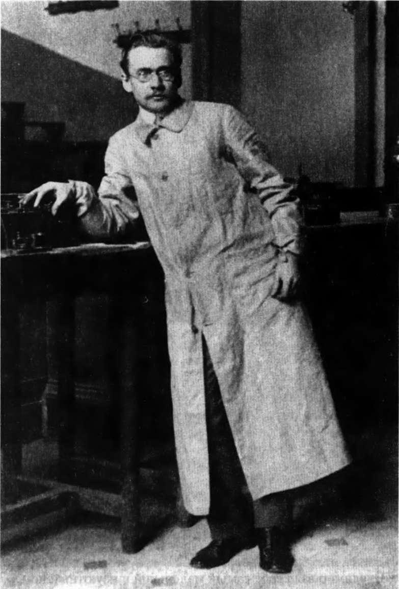 В лаборатории Технологического института Около 1910 г Поездка - фото 7
