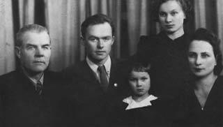 Мой отец Иосиф Викентьевич Вишневский с семьей Львов 1954 г Отец Иосиф - фото 11
