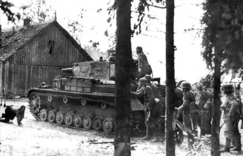 Пехота использует танк Pz Kpfw IV Ausf ВС в качестве укрытия в ходе - фото 3