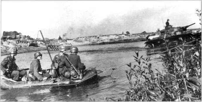 Танки и пехота из 11й панцердивизии форсируют речку осень 1941 г Танк Pz - фото 22