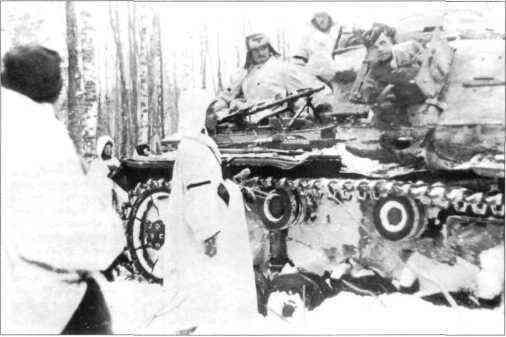 Солдаты в белых маскхалатах готовятся к бою в котором их поддержит танк Pz - фото 31