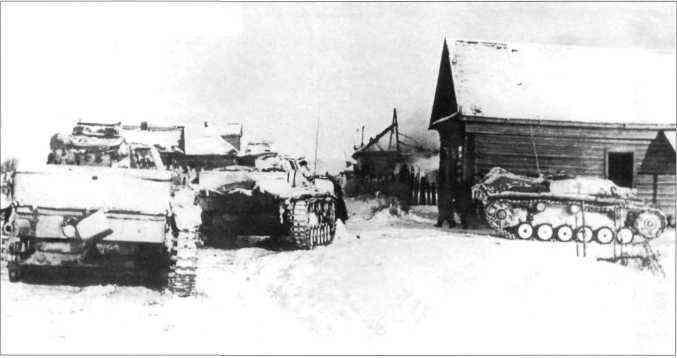 Бронетехника в паузе между боями начало марта 1942 г Слева дна танка Pz - фото 35
