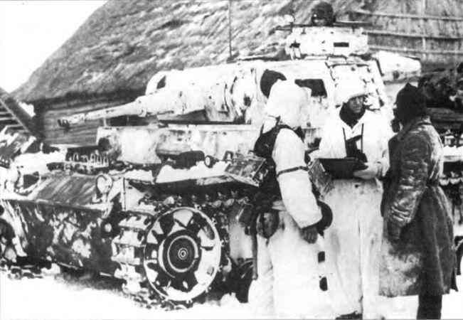 Командир допрашивает пленного красноармейца на фоне танка Pz Kpfw III Ausf - фото 39