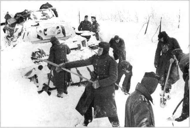 Солдаты расчищают сугроб вокруг танка Pz Kpfw III Ausf J из 5й - фото 40
