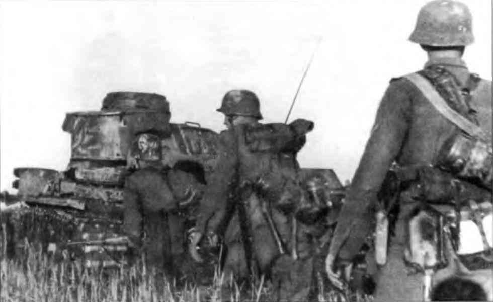Начало июля 1942 г группа германских воинов следует за танком Pz Kpfw III - фото 51