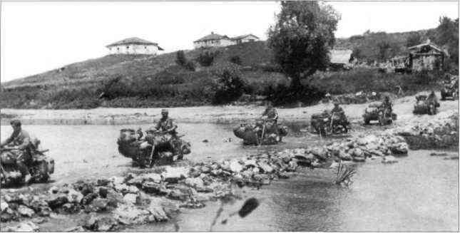 Мотоциклисты форсируют реку в окрестностях Ростова июль 1942 г Все мотоциклы - фото 53