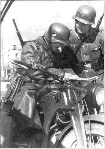 Два мотоциклиста изучают топографическую карту район Воронежа июнь или июль - фото 60