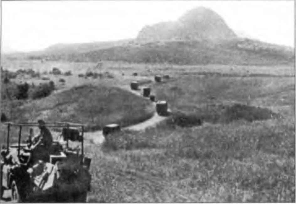 Длинная колонна техники какойто германской танковой дивизии двигается к горам - фото 76
