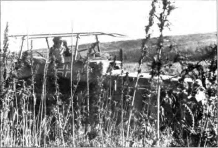 Командир осматривает местность из кузова полугусеничного бронеавтомобиля Sd - фото 77