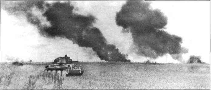 Два снимка бронетехники германской панцердивизии в бою на центральном участке - фото 78