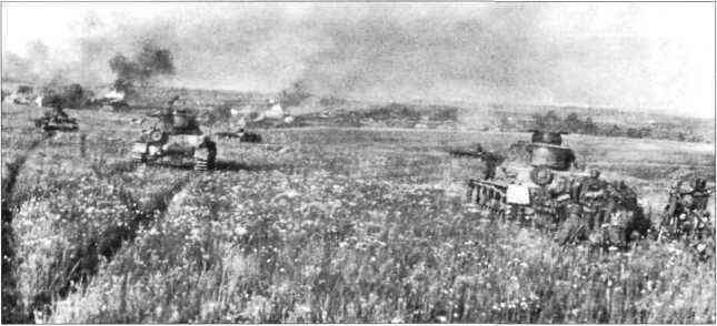 Два снимка бронетехники германской панцердивизии в бою на центральном участке - фото 79