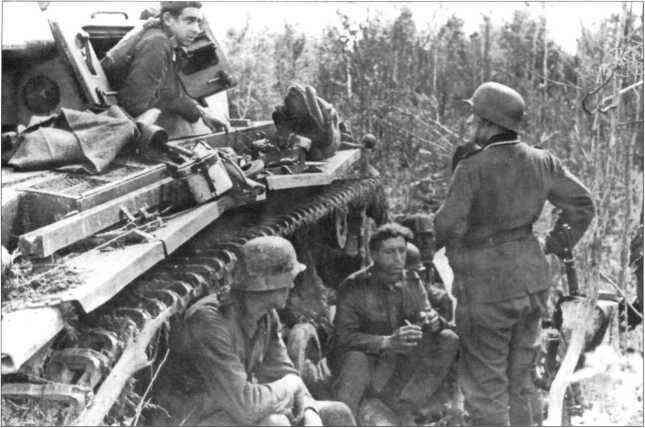 Приём пищи германскими танкистами и пехотинцами центральный участок Восточного - фото 80