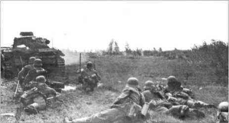 Группа панцергренадеров укрылась от сильнейшего огня русской пехоты за танком - фото 81