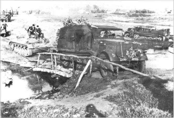 Тягач Sd Kfz 7 буксирует танк Pz Kpfw III по мосту через ручей На левом - фото 86