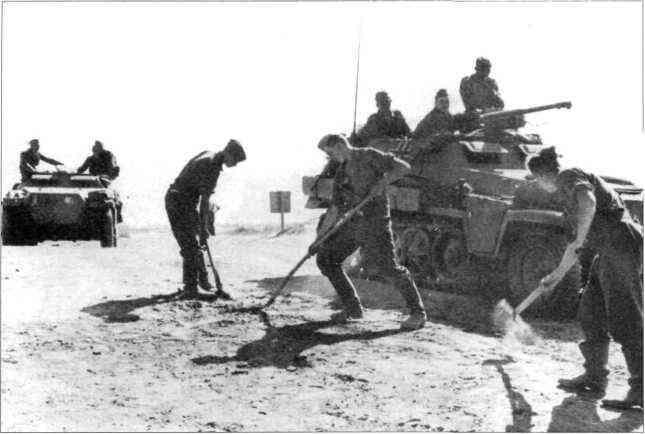 Солдаты 25й панцердивизии расчищают дорогу от мин чтобы обеспечить движение - фото 87