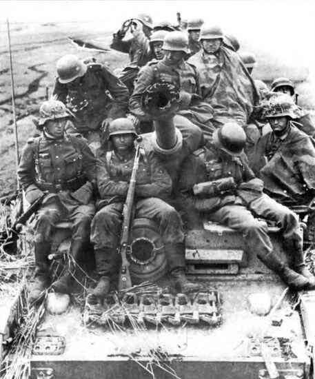 Группа панцергренадеров на броне танка Pz Kpfw IV Танк вооружён - фото 92