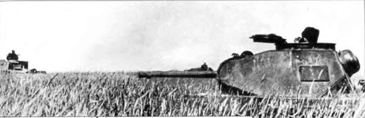 Лёгкий танковый взвод не установленной танковой части занял позиции среди - фото 93