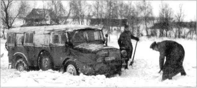Солдаты раскапывают Хорьх Kfz 18 занесённый снегом на центральном участке - фото 100