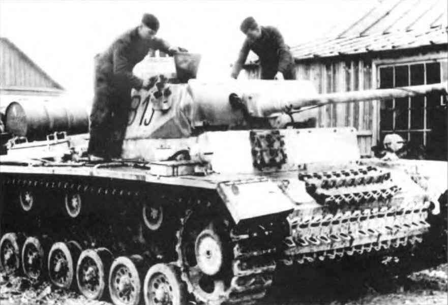 Пришла весна экипаж танка Pz Kpfw III Ausf M смыкает временную зимнюю - фото 106