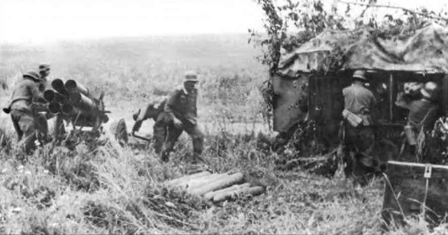 Артиллеристы перезаряжают реактивный миномёт Небельверфер Боеприпасы сложены в - фото 115