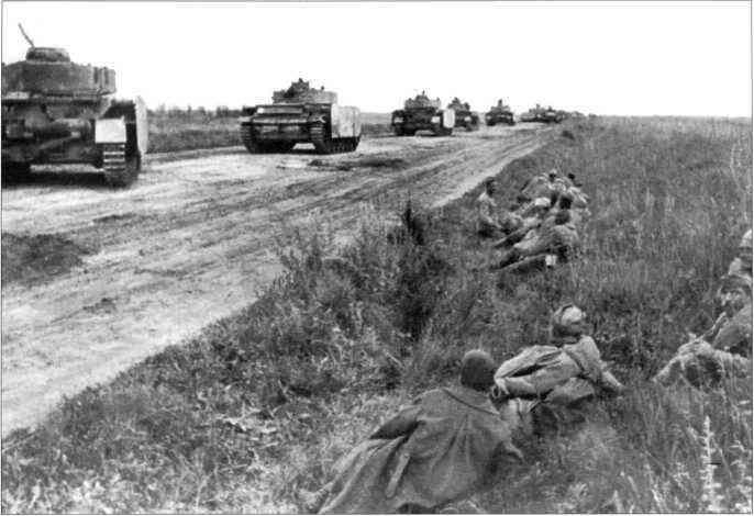 Советские пленные у дороги по которой движется колона танков Pz Kpfw IV и - фото 116