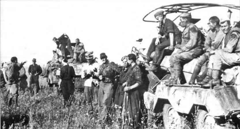 Солдаты из разведывательного батальона войск СС с пленными красноармейцами - фото 119