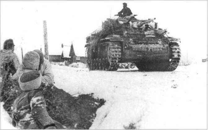 Замаскированный хворостом командирский танк Pz BeobWg III из артиллерийского - фото 132