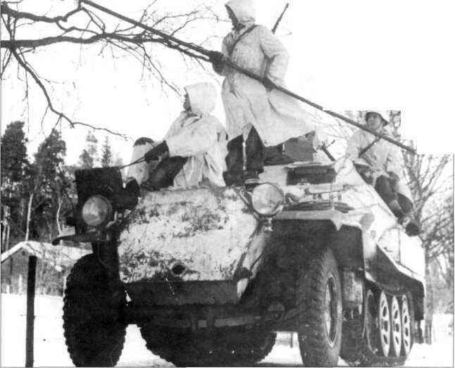 Солдаты батальона связи на стареньком полугусеничном бронетранспортёре Sd Kfz - фото 134