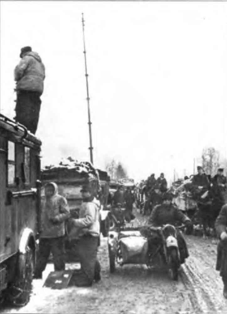 Дивизионные связисты на дороге апрель 1944 г Одна из машин оснащена - фото 138