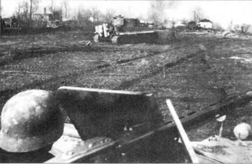 Пулемётчик при пулемёте MG34 в кузове полугусеничного бронетранспортёра Sd - фото 140