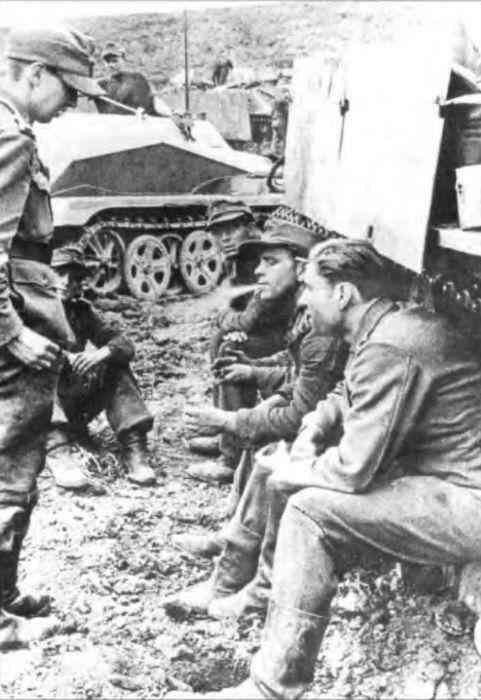 Экипаж штурмового орудия дивизии Великая Германия в перерыве между боями - фото 142
