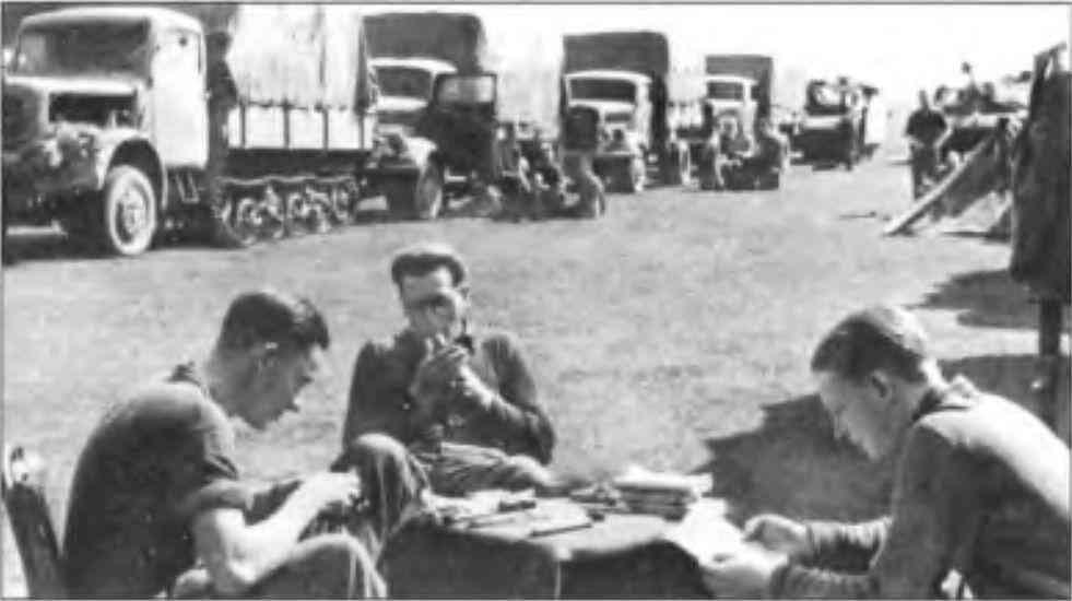Колонна грузовиков из подразделения снабжения май 1944 г В колонне - фото 143
