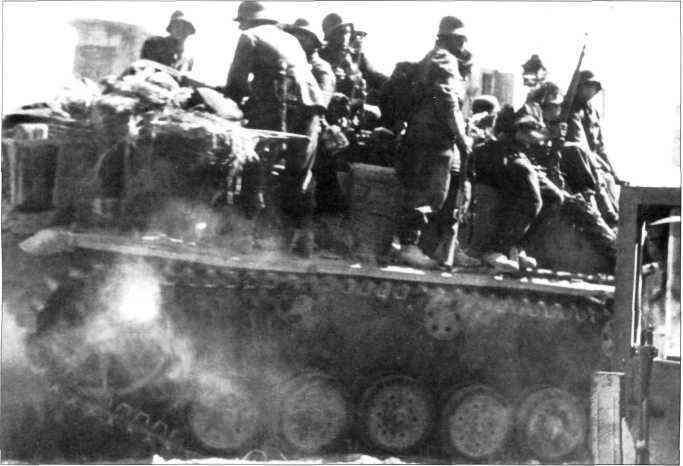 Пехота на броне штурмового орудия StuG III сентябрь 1944 г Штурмовые орудия - фото 149