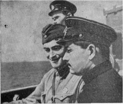 Евгений Петров на крейсере Ташкент 27 июня 1942 г Справа командир корабля - фото 12