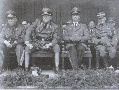 Генеральный комиссар Рейхскомиссариата Остланд Генрих Лозе второй слева - фото 14